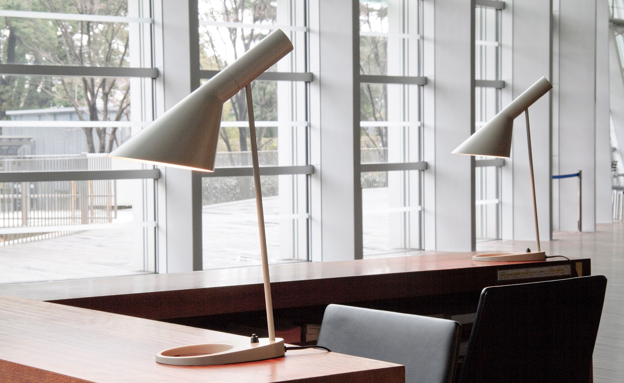 arne jacobsen table lamp