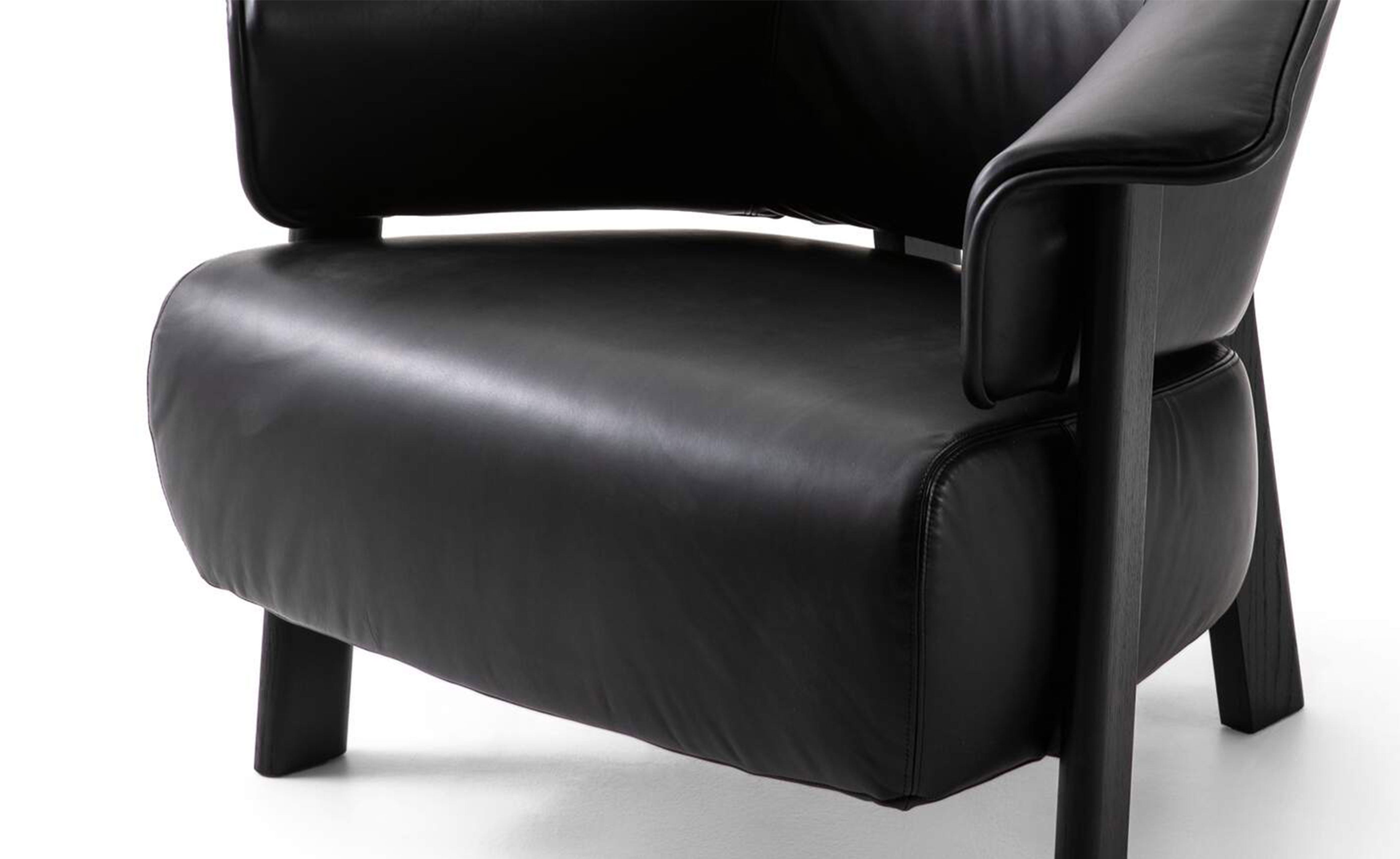 Back-Wing Lounge