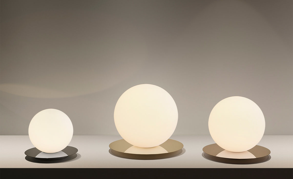 bola sphere table lamp