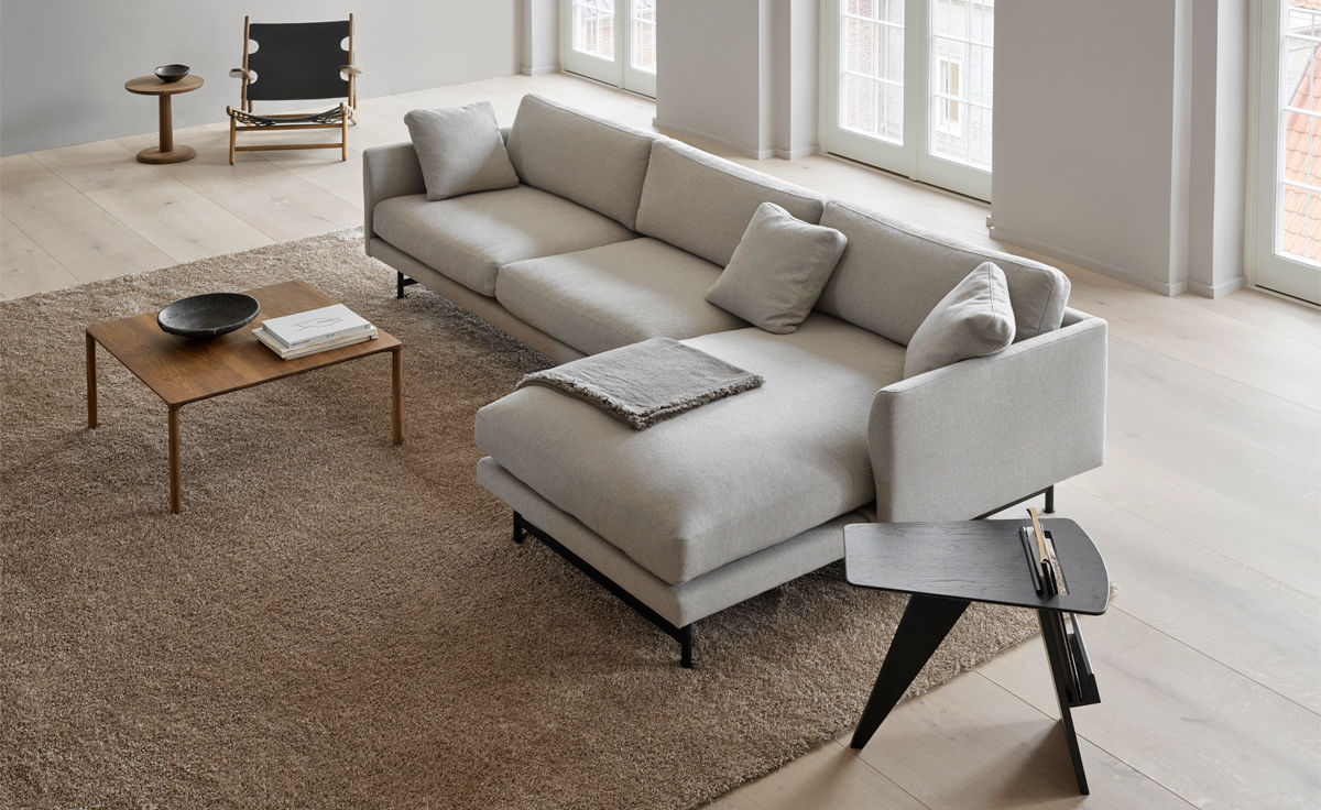calmo 80 three seat sofa with chaise & metal base