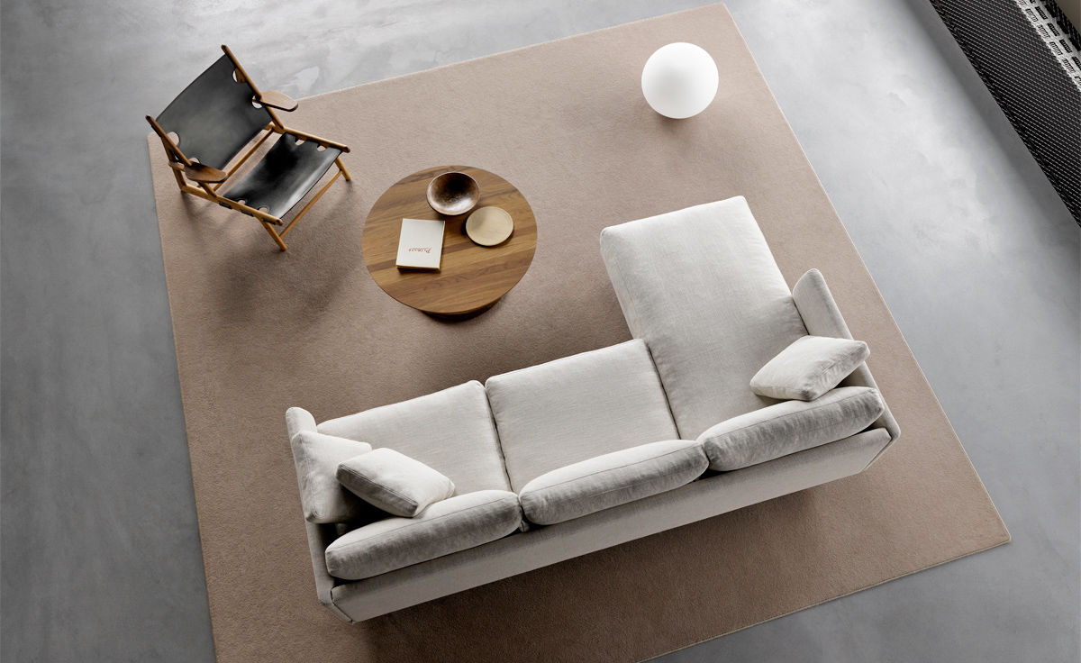 calmo 80 three seat sofa with chaise & metal base