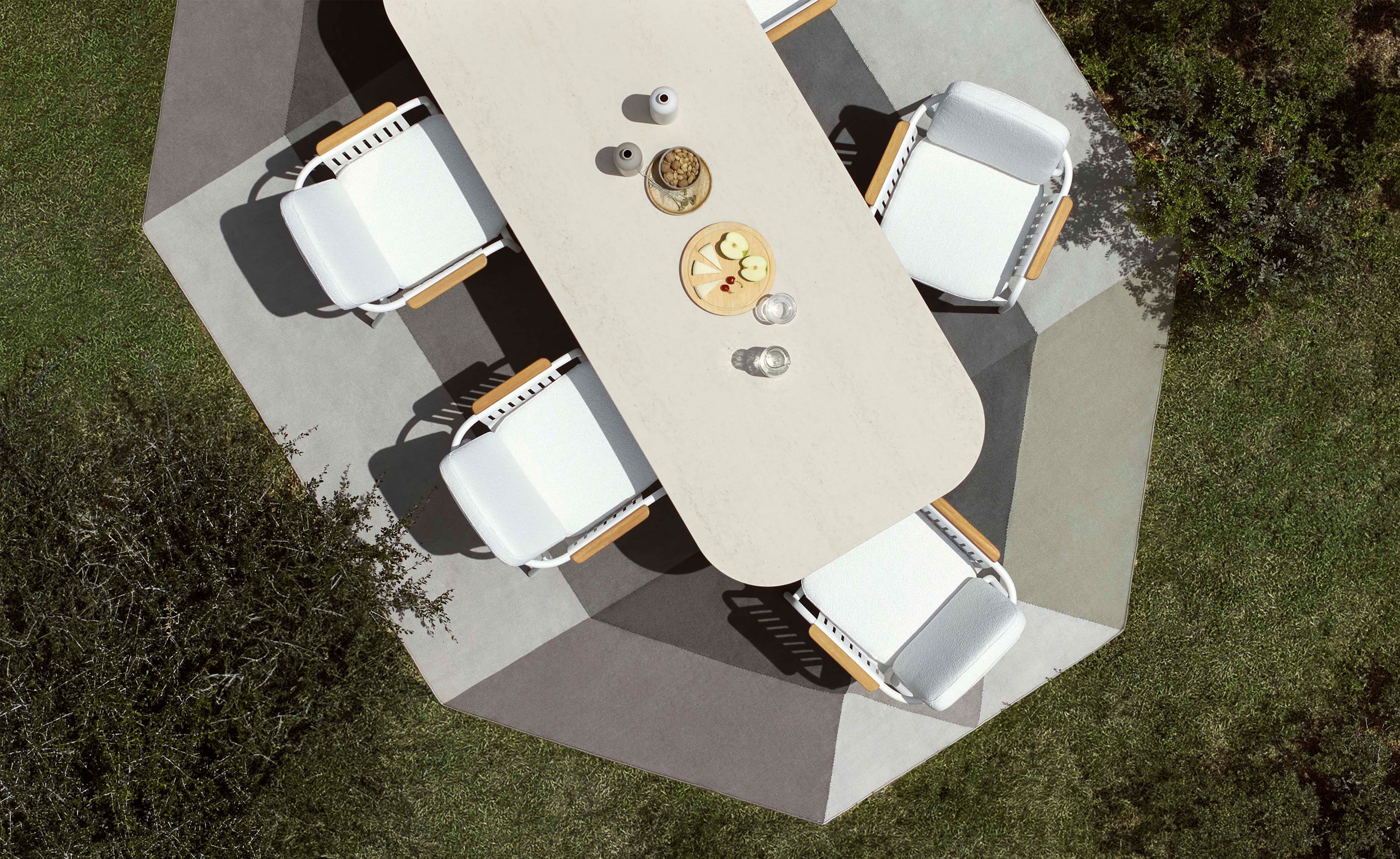 Capa Dining Table