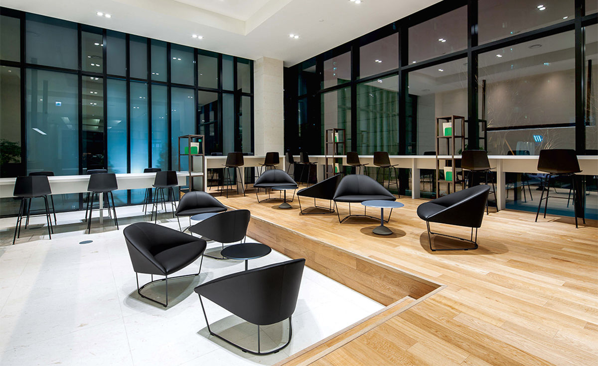 colina lounge chair with sled base