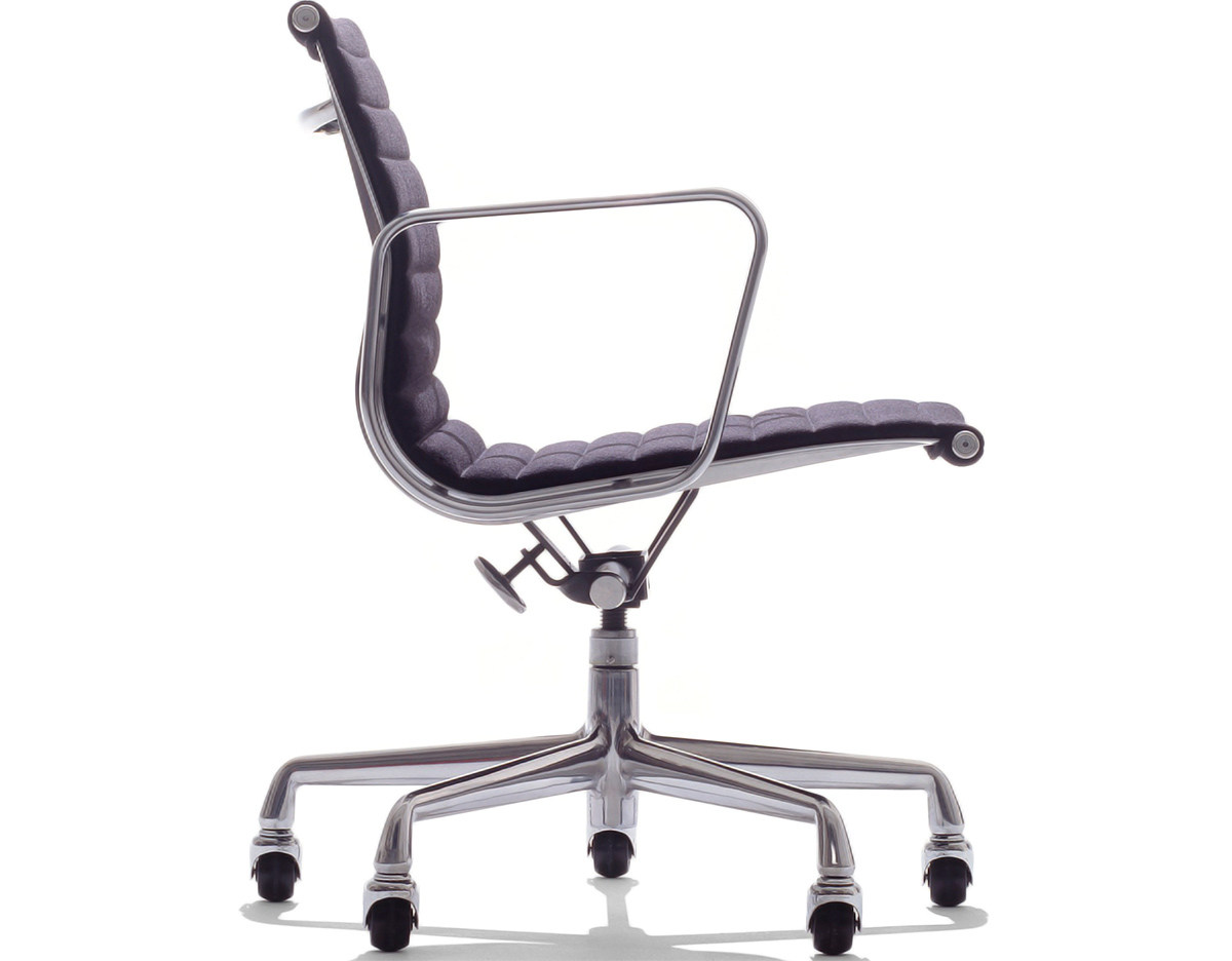 eames&reg; aluminum group management chair