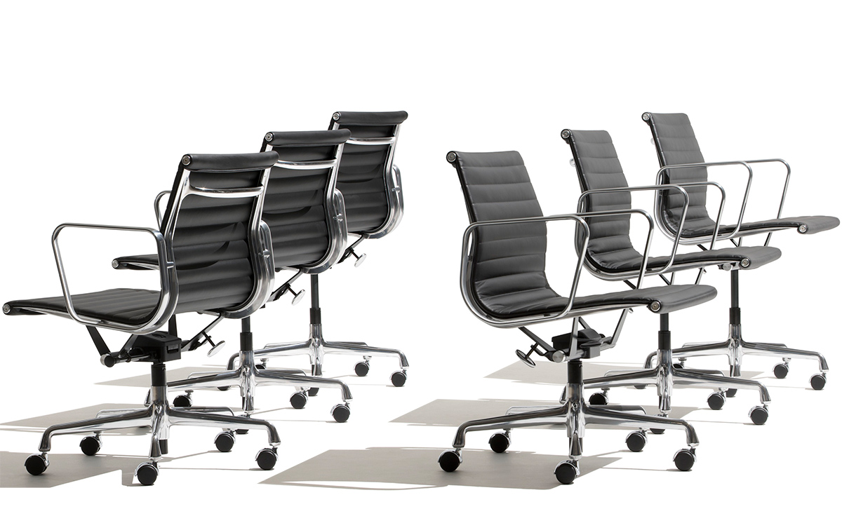 eames&reg; aluminum group management chair