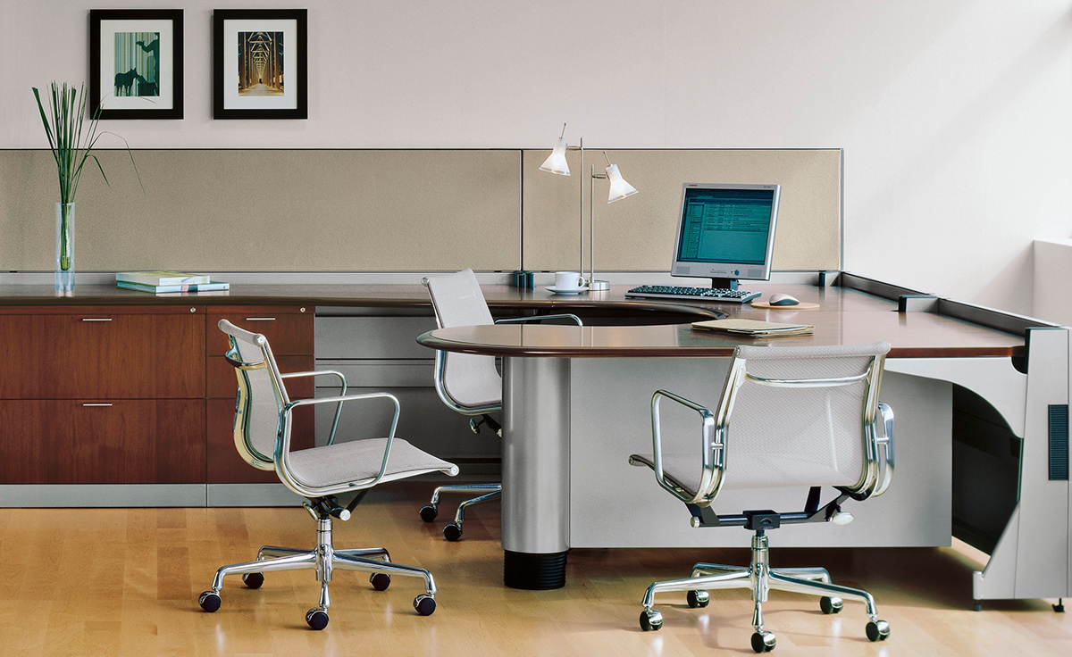 eames&reg; aluminum group management chair