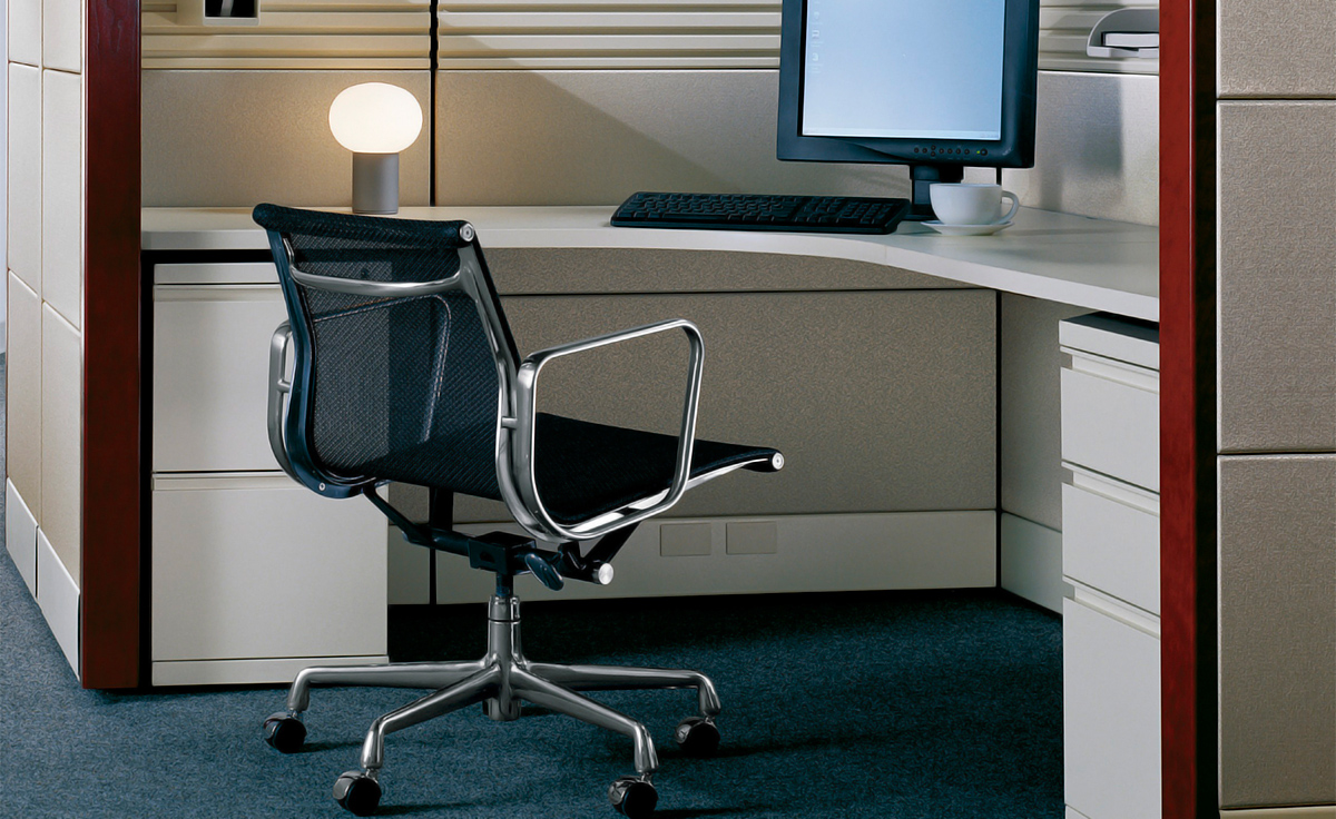 eames&reg; aluminum group management chair