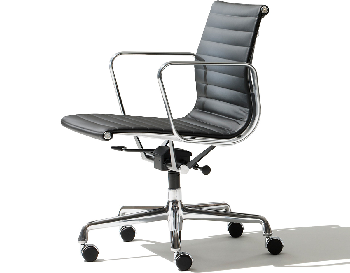 eames&reg; aluminum group management chair