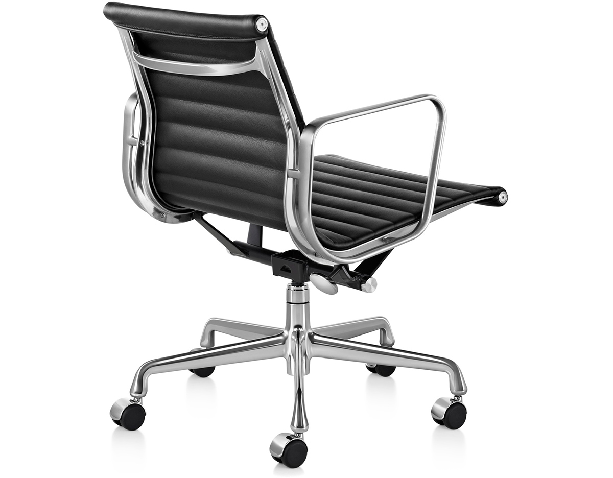 eames&reg; aluminum group management chair