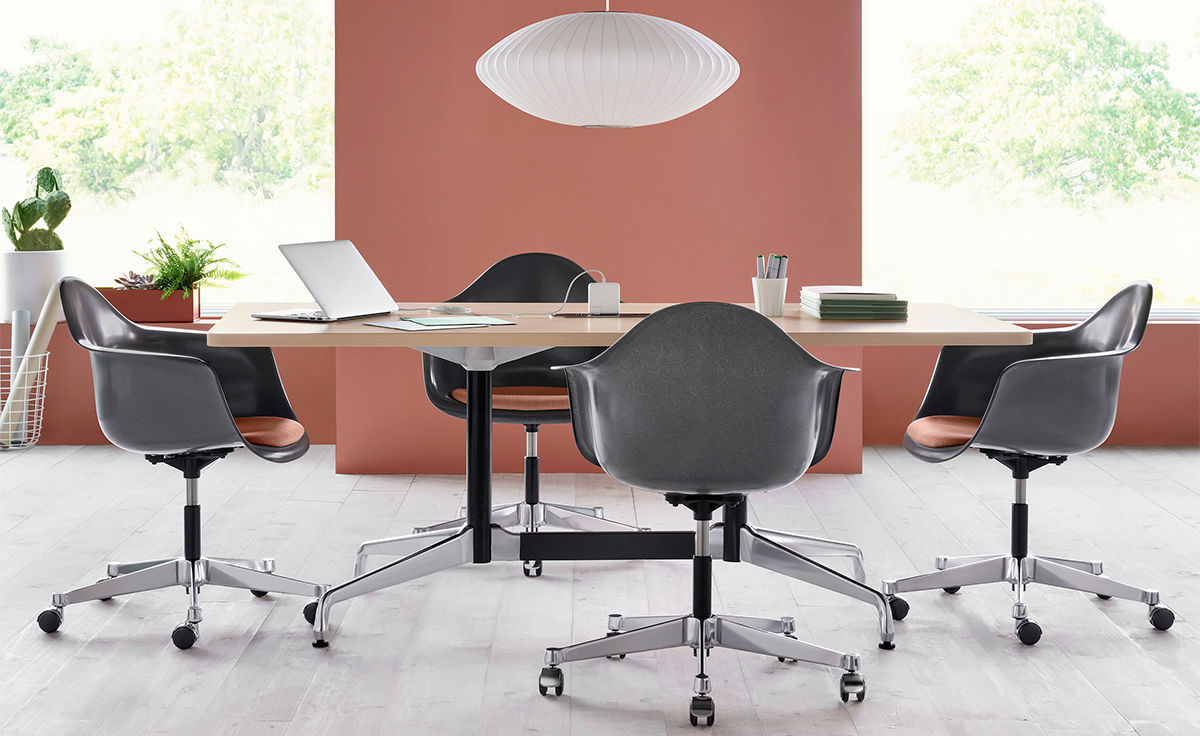 eames® armchair with task base