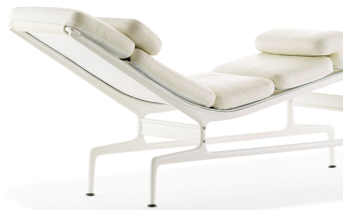 eames&reg; chaise