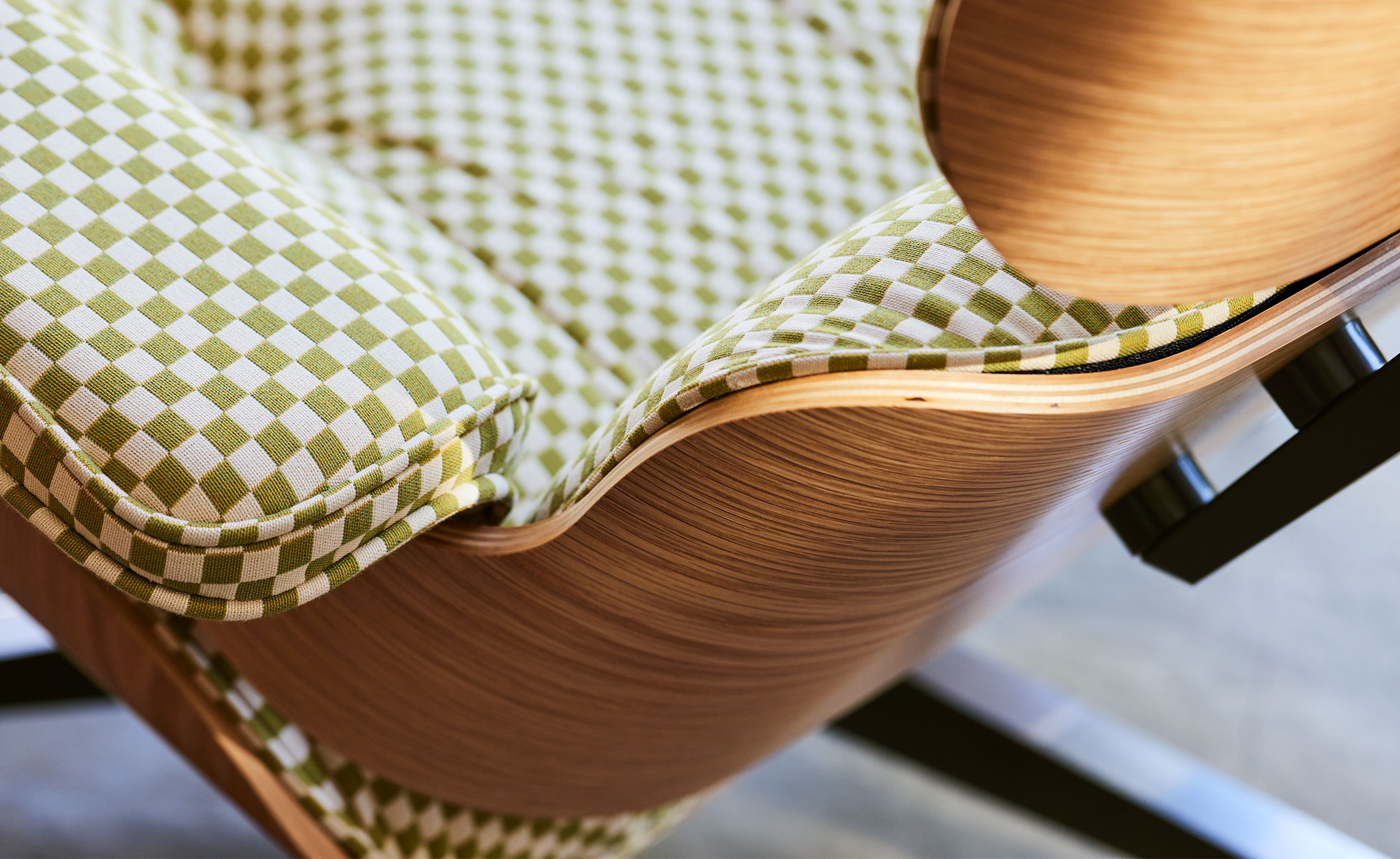eames® lounge chair in fabric