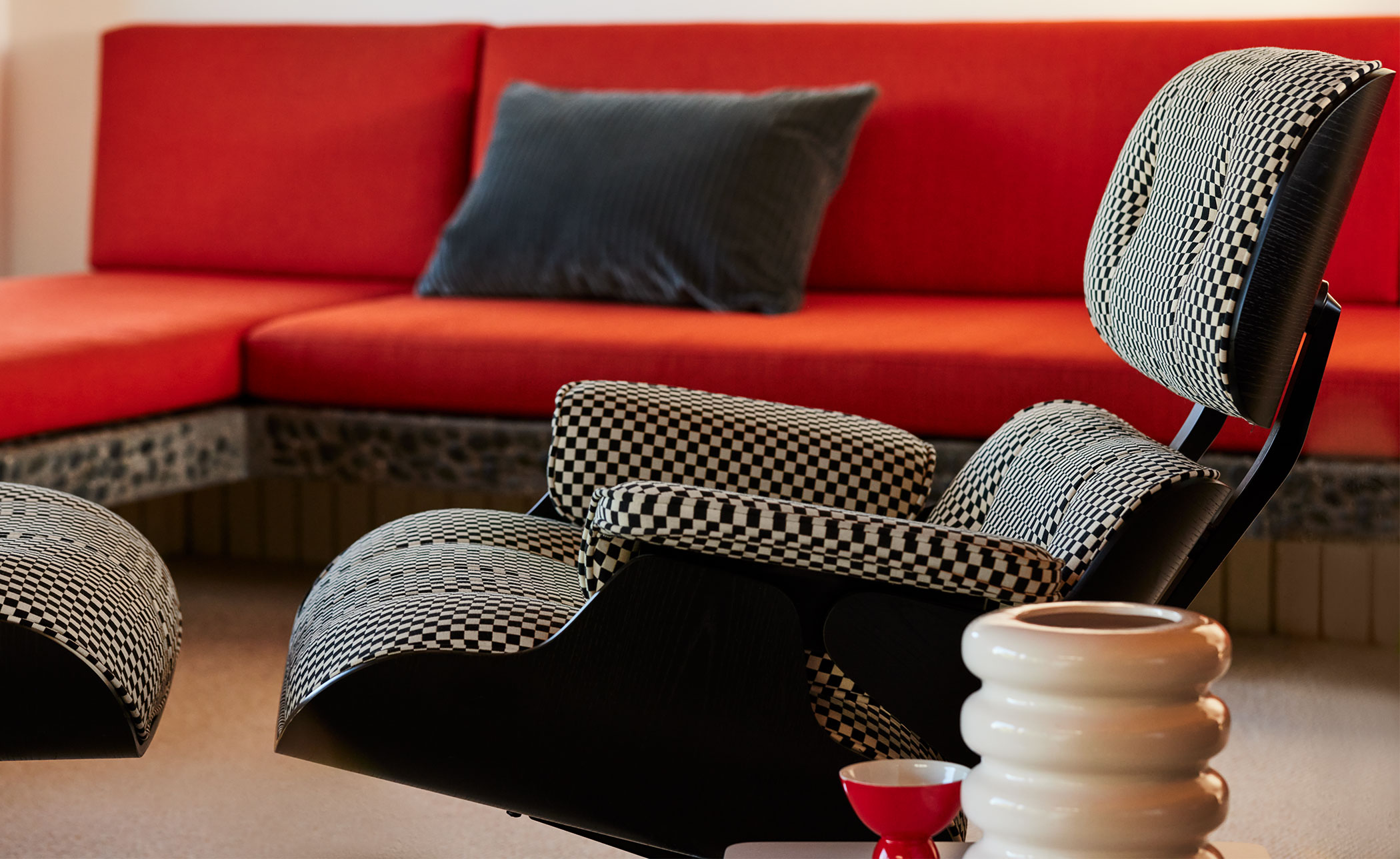 eames® lounge chair in fabric