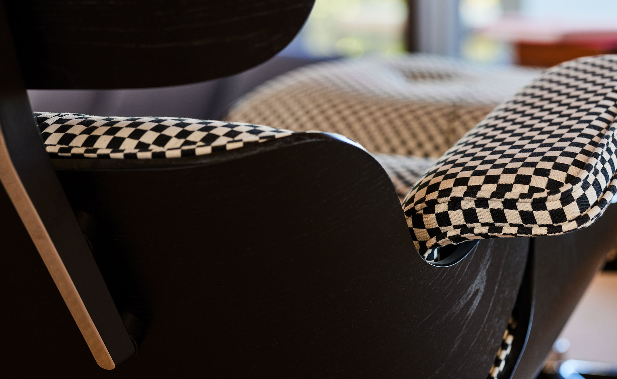 eames® lounge chair & ottoman in fabric