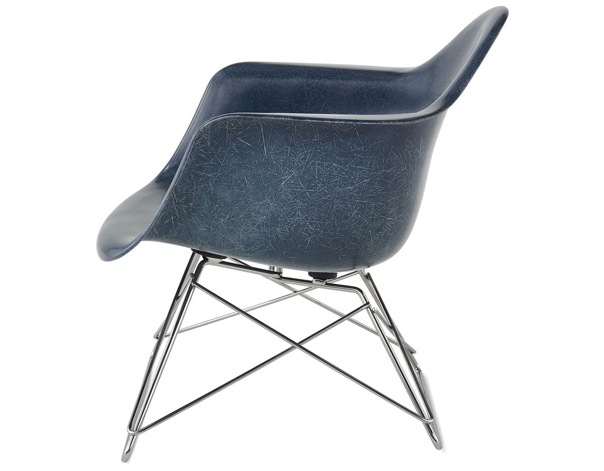 eames&reg; molded fiberglass armchair with low wire base