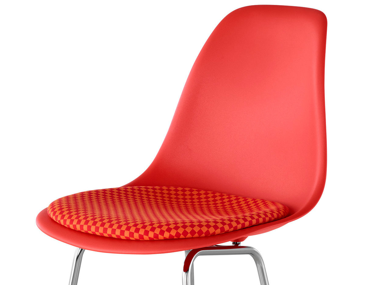 eames® molded plastic stool with seat pad