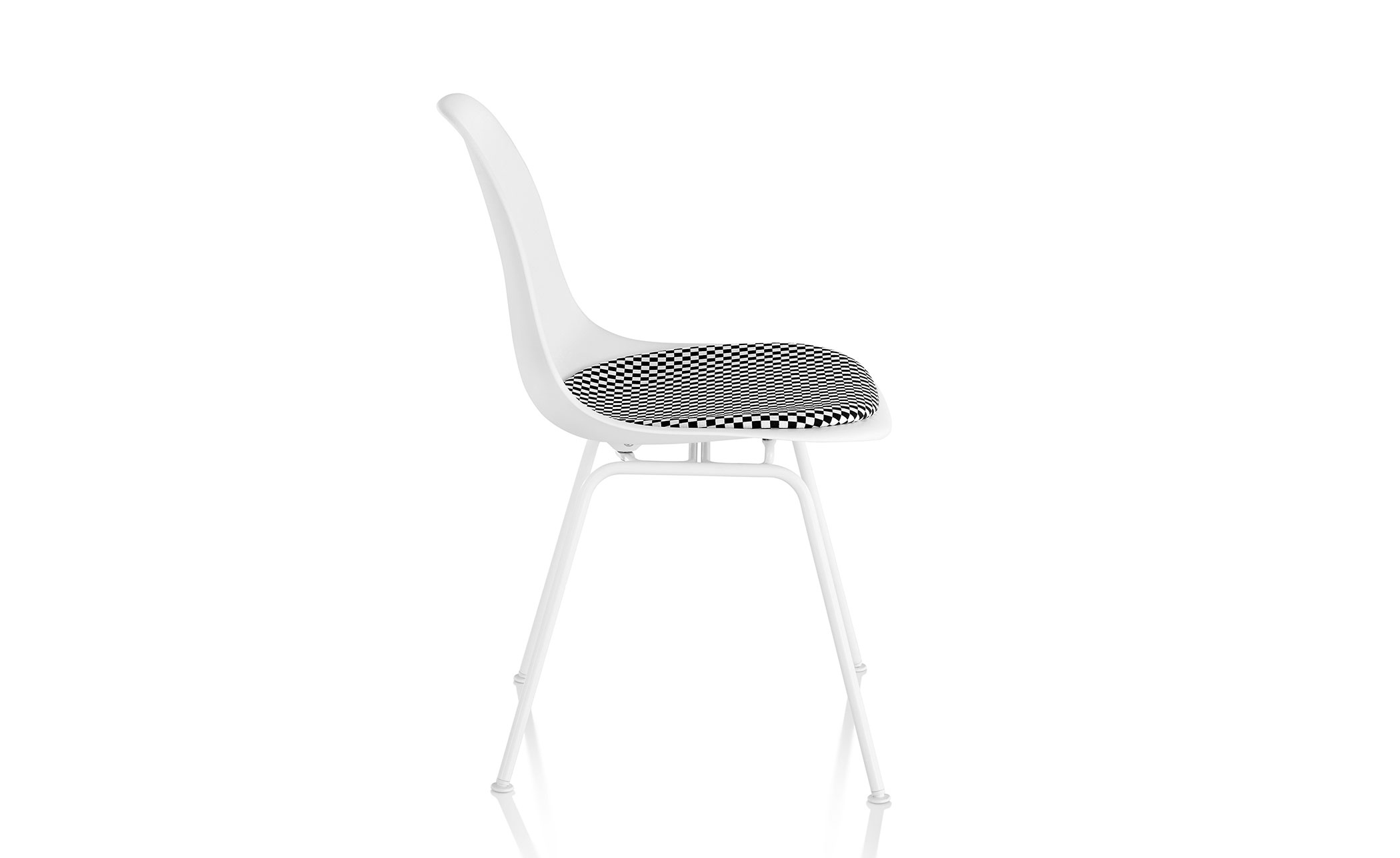 eames&reg; 4 leg base side chair with seat pad