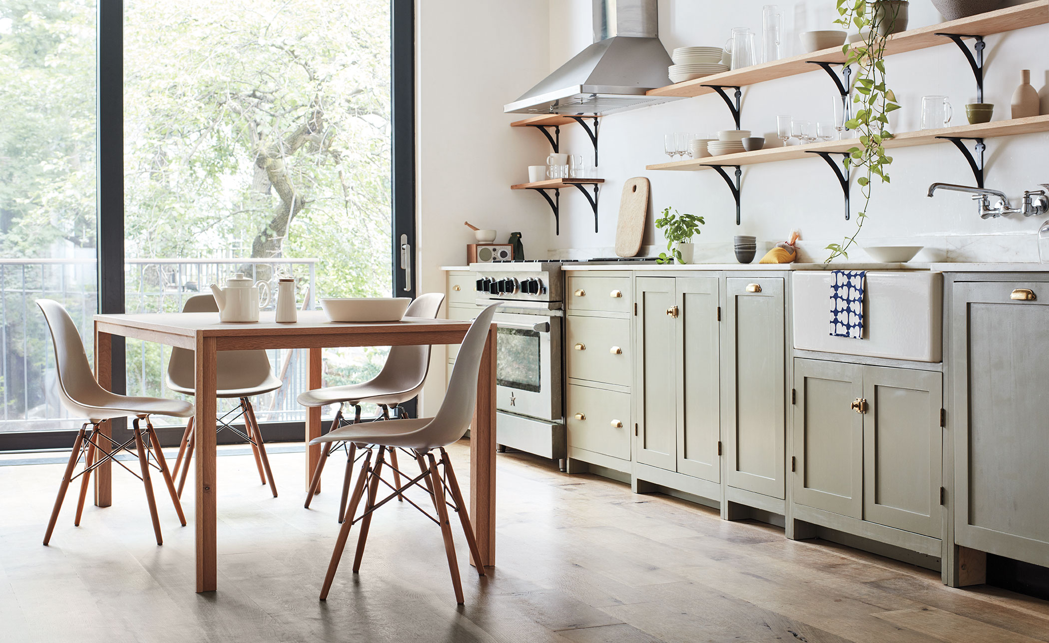 eames® molded plastic side chair with dowel base