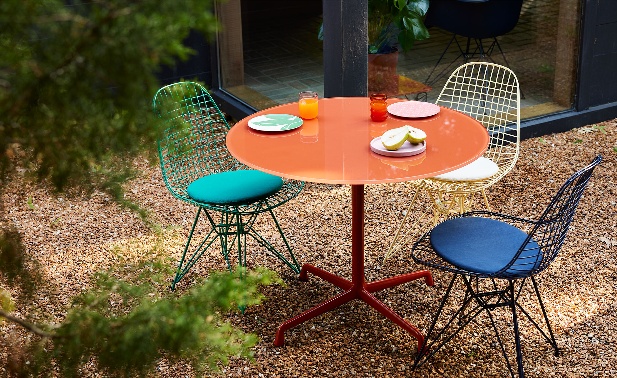 eames round dining table, herman miller x hay