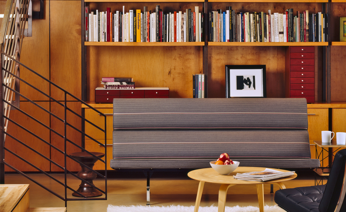 eames&reg; sofa compact