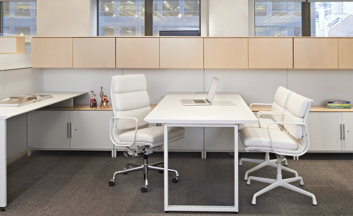 eames® soft pad group side chair