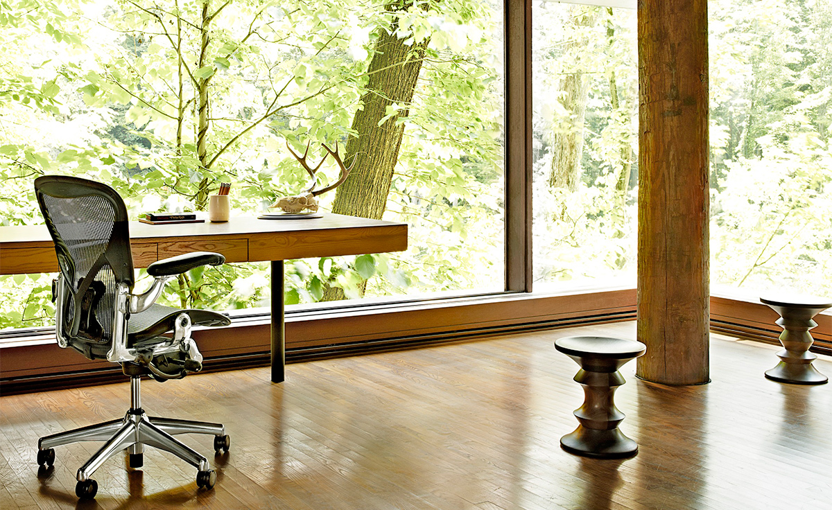 eames® walnut stool
