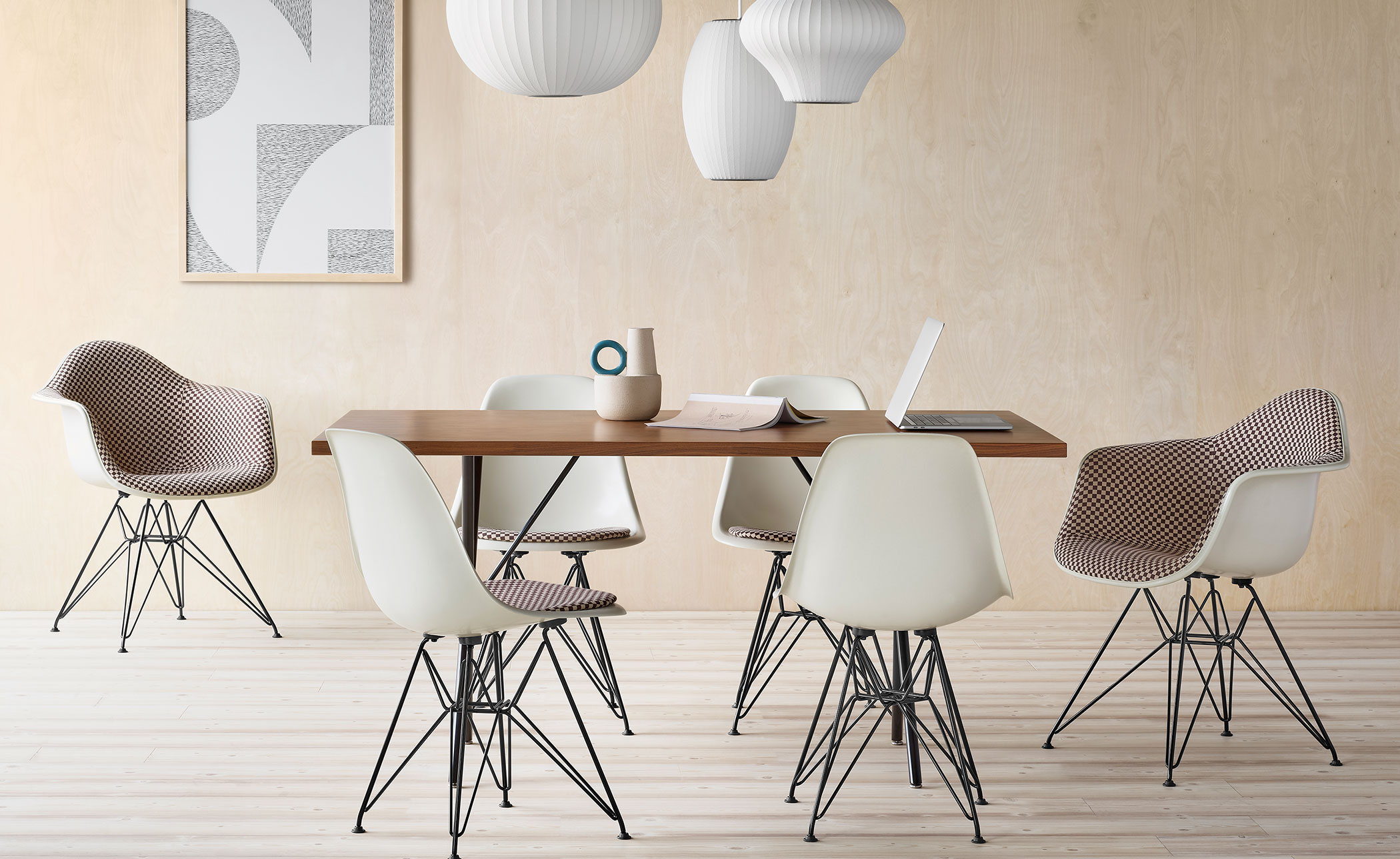eamesĀ® wire base side chair with seat pad