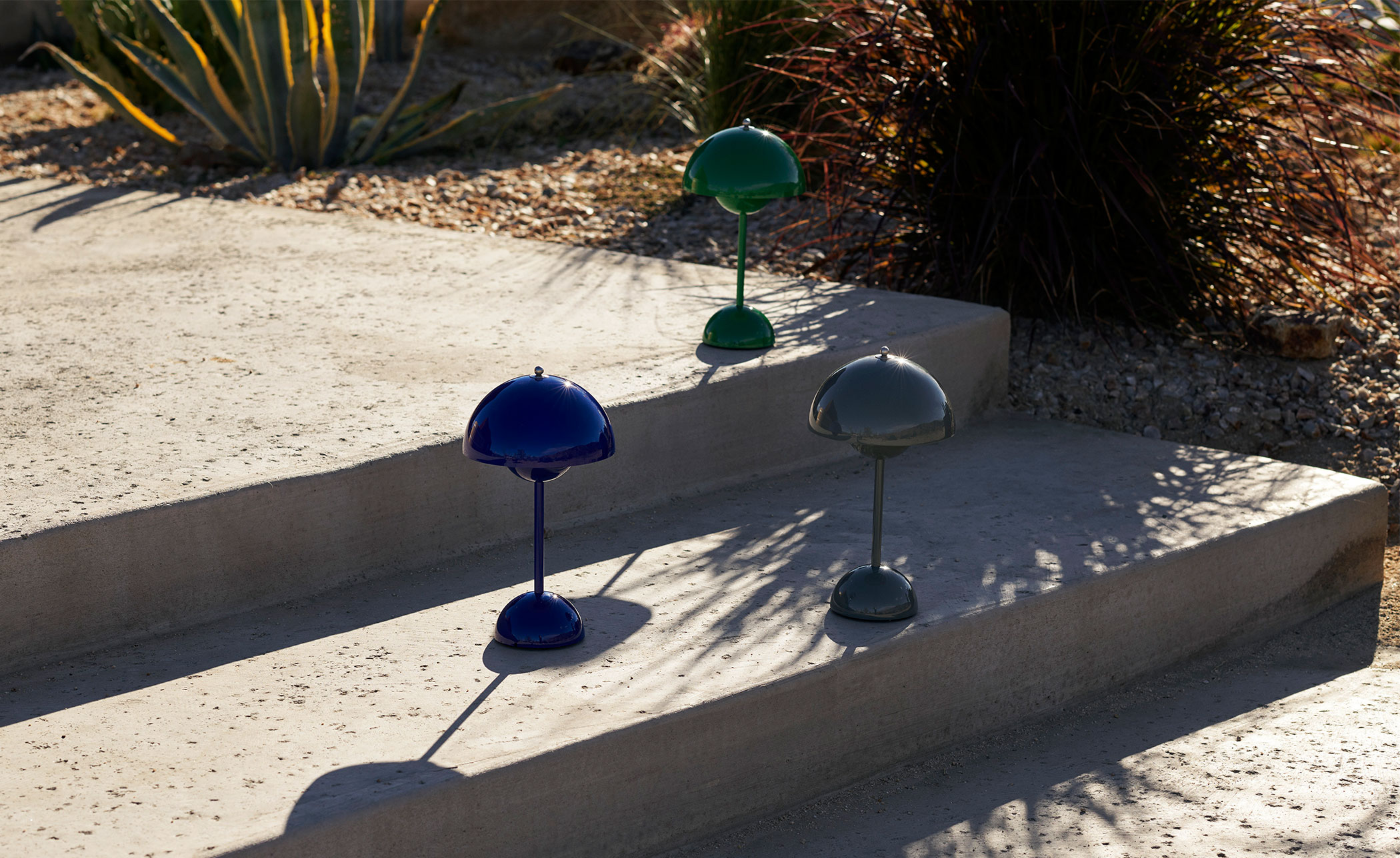 Flowerpot VP9 Portable Table Lamp