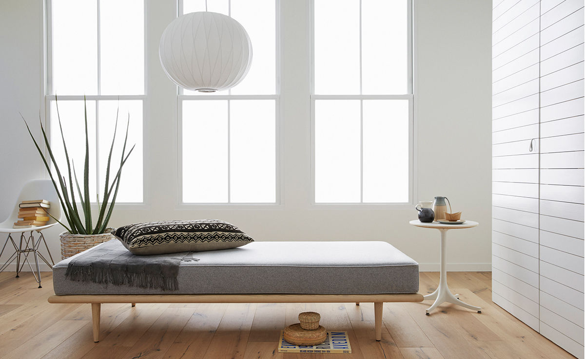 nelson daybed with wood taper legs