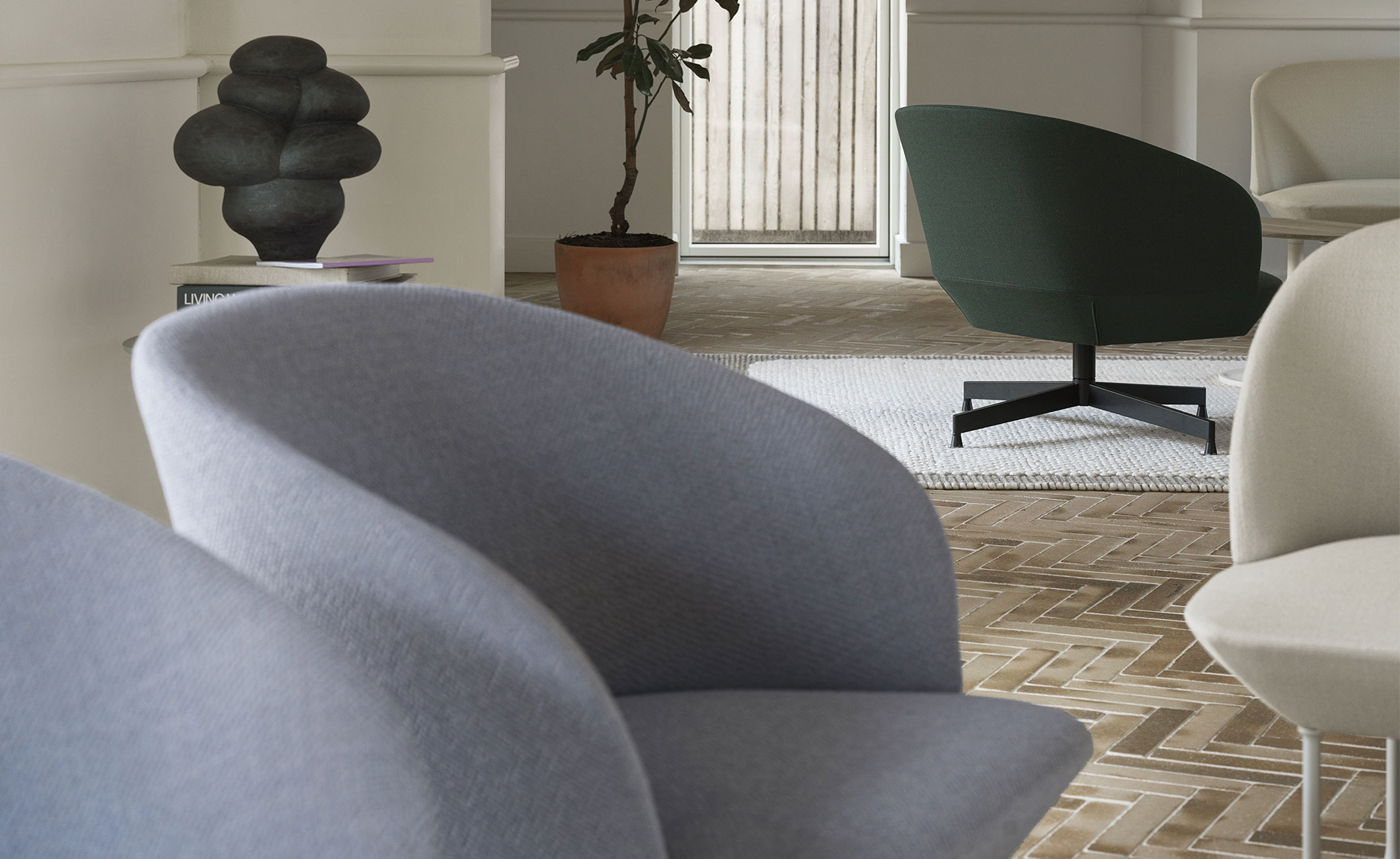 oslo lounge chair swivel base
