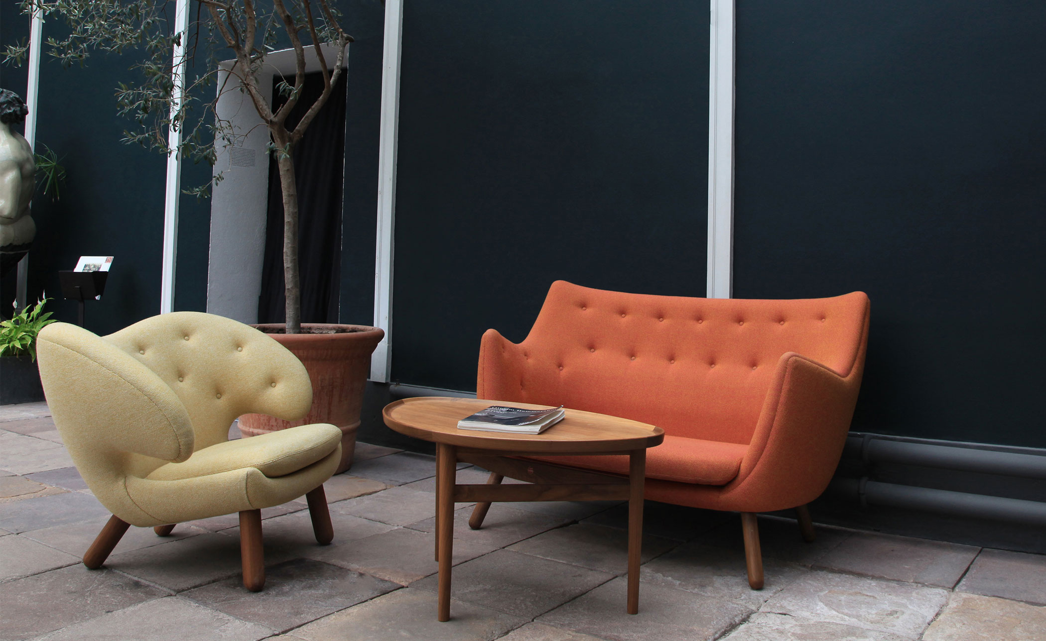Pelican Chair with Buttons