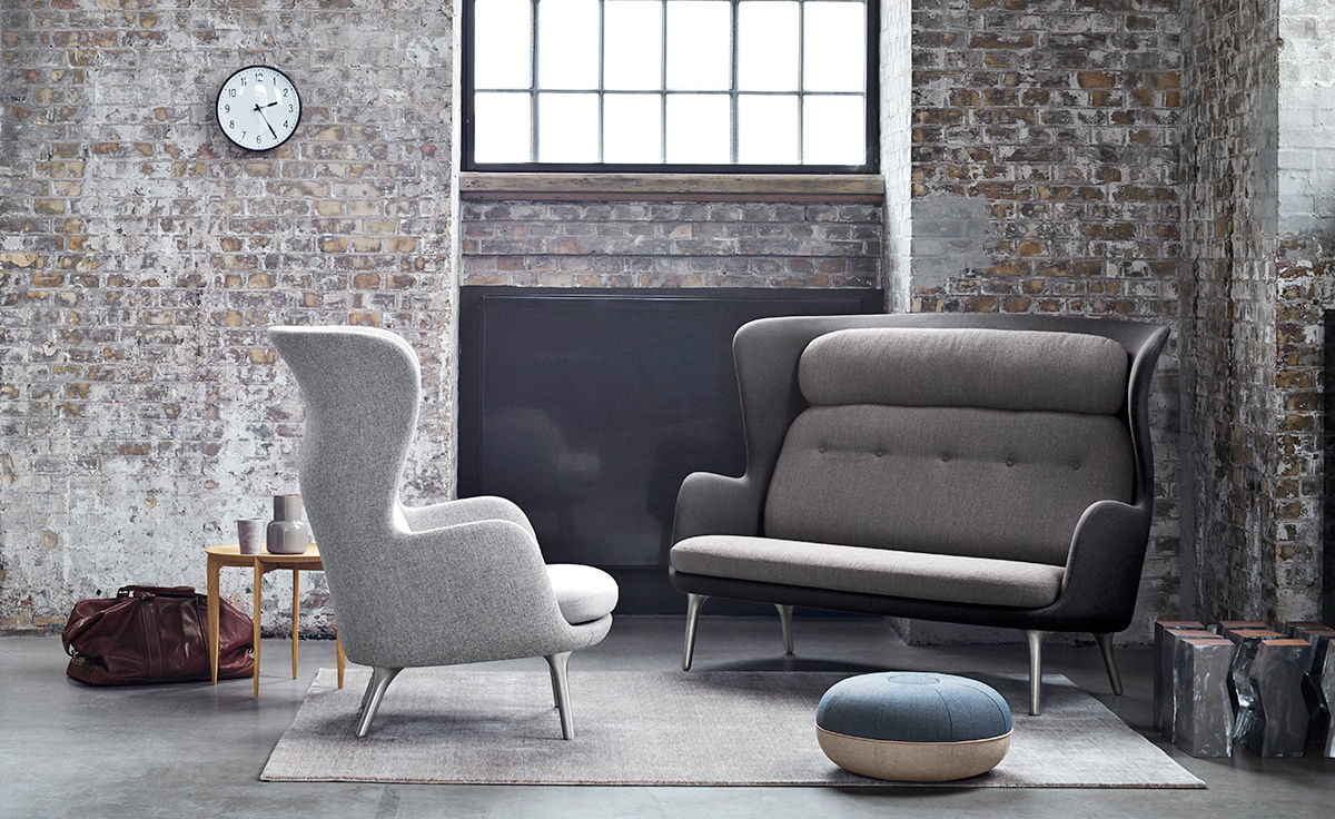 ro™ sofa with metal base