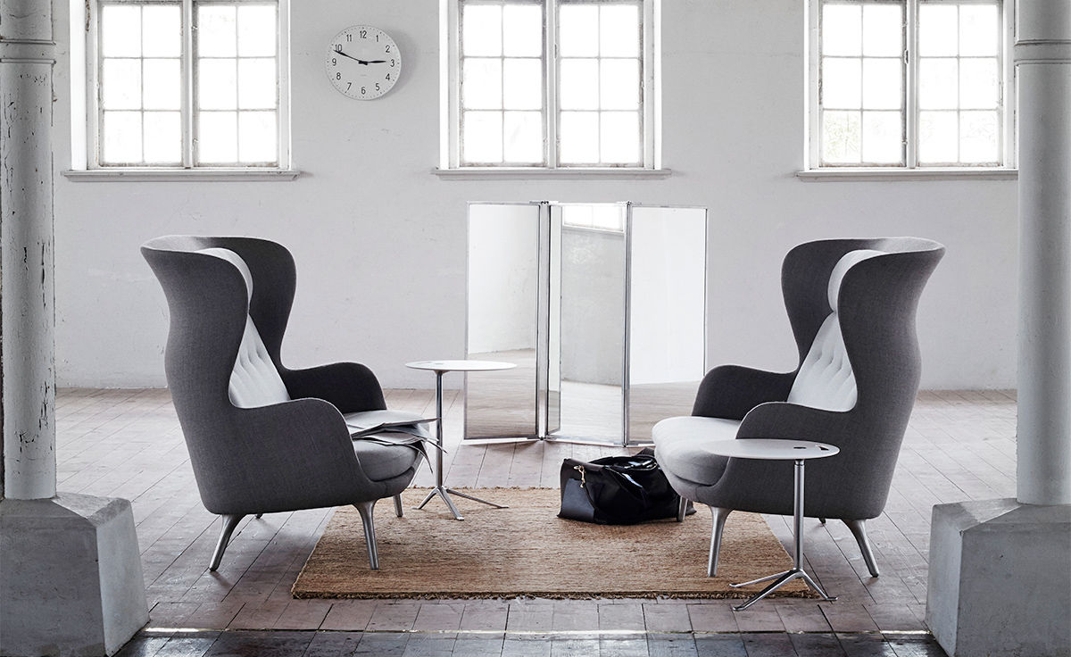 ro™ sofa with metal base