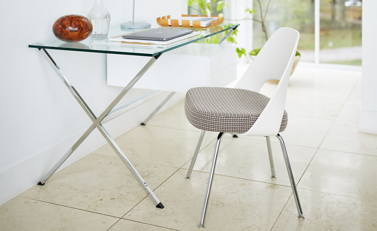 saarinen plastic back side chair with tubular legs