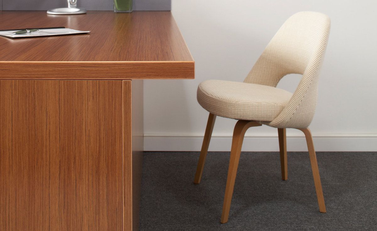 saarinen executive side chair with wood legs