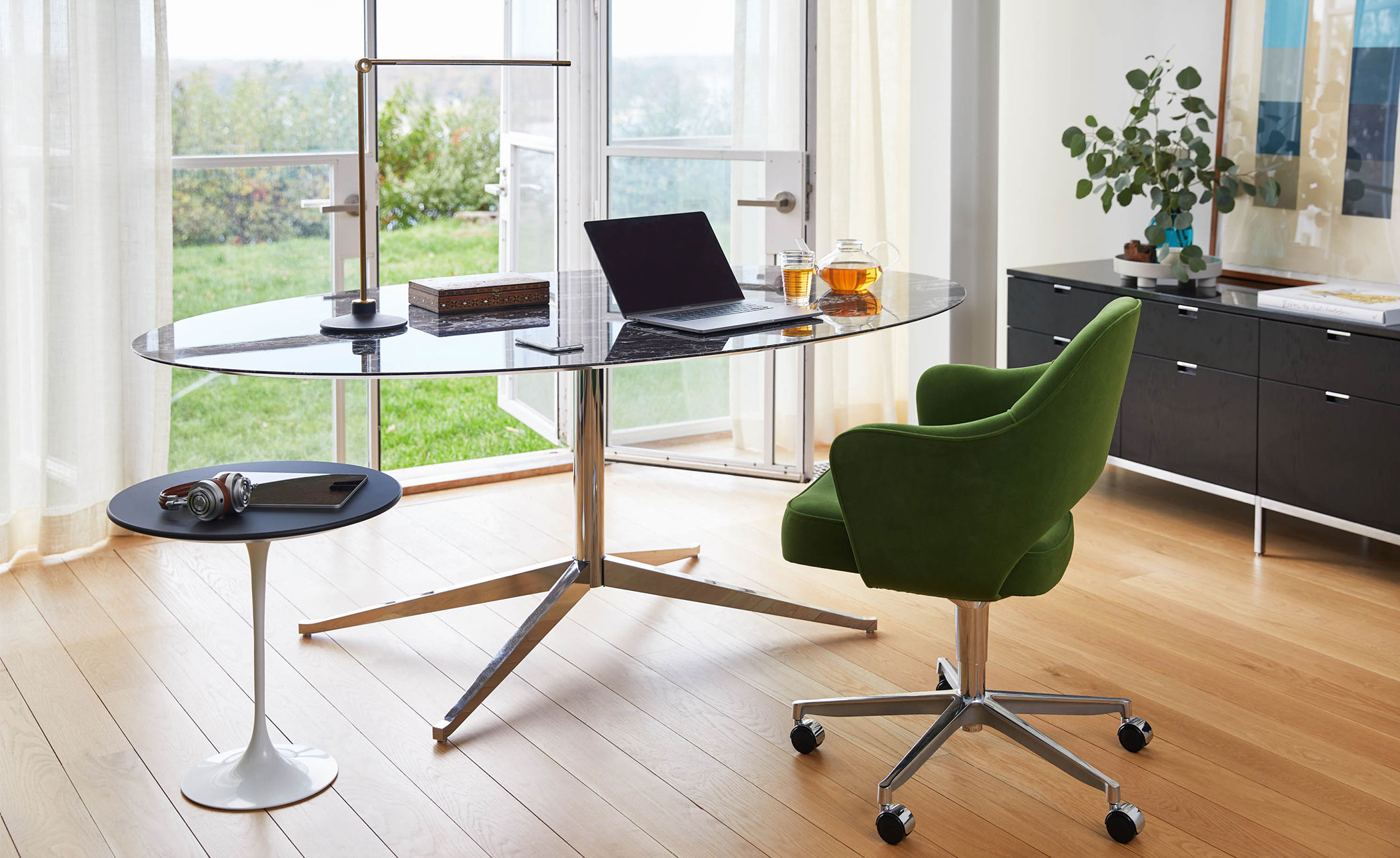 saarinen executive swivel arm chair