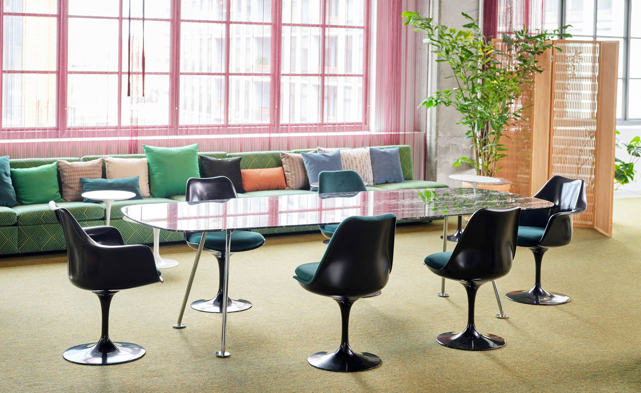 saarinen black tulip arm chair
