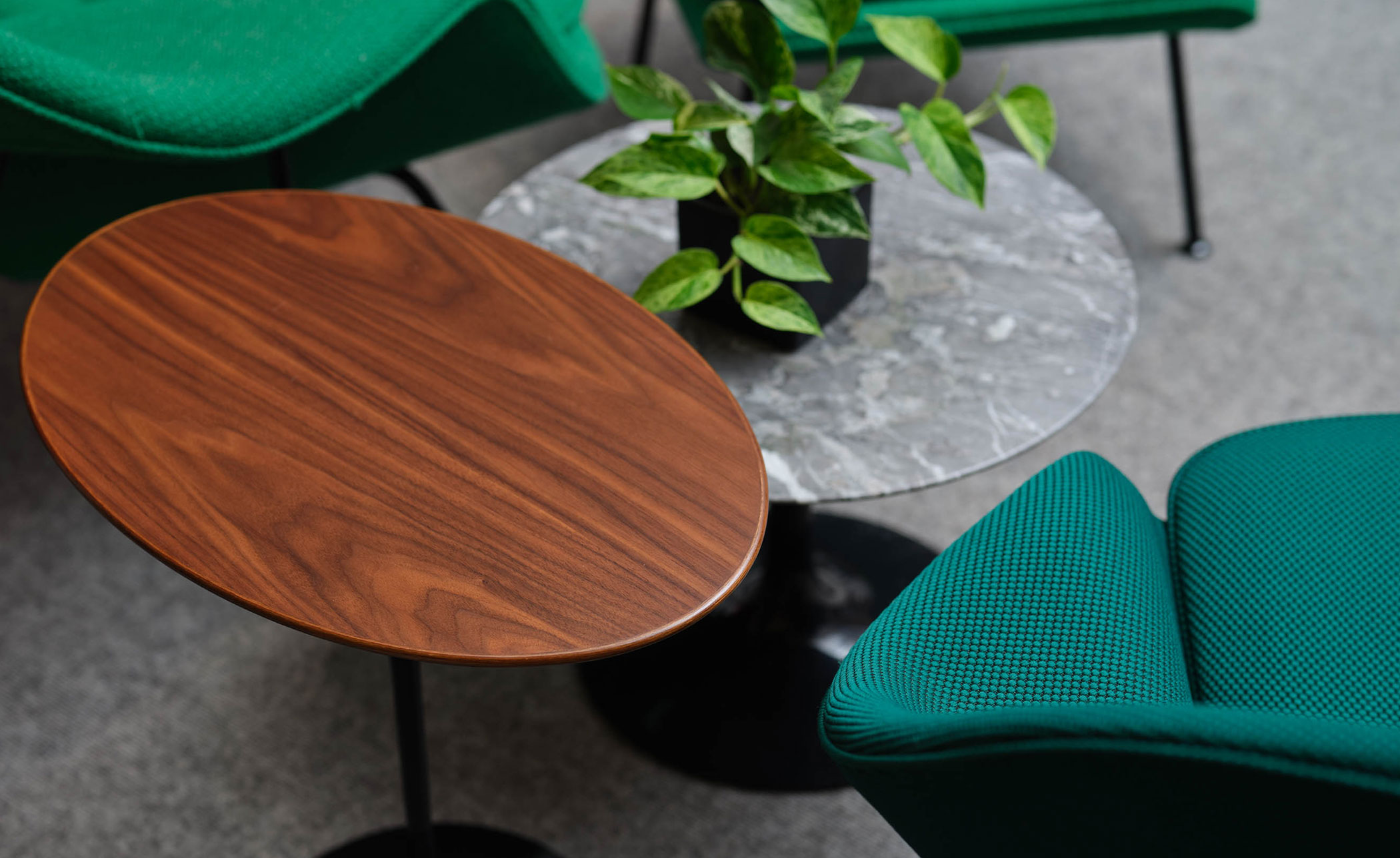 saarinen dining table - 47" round