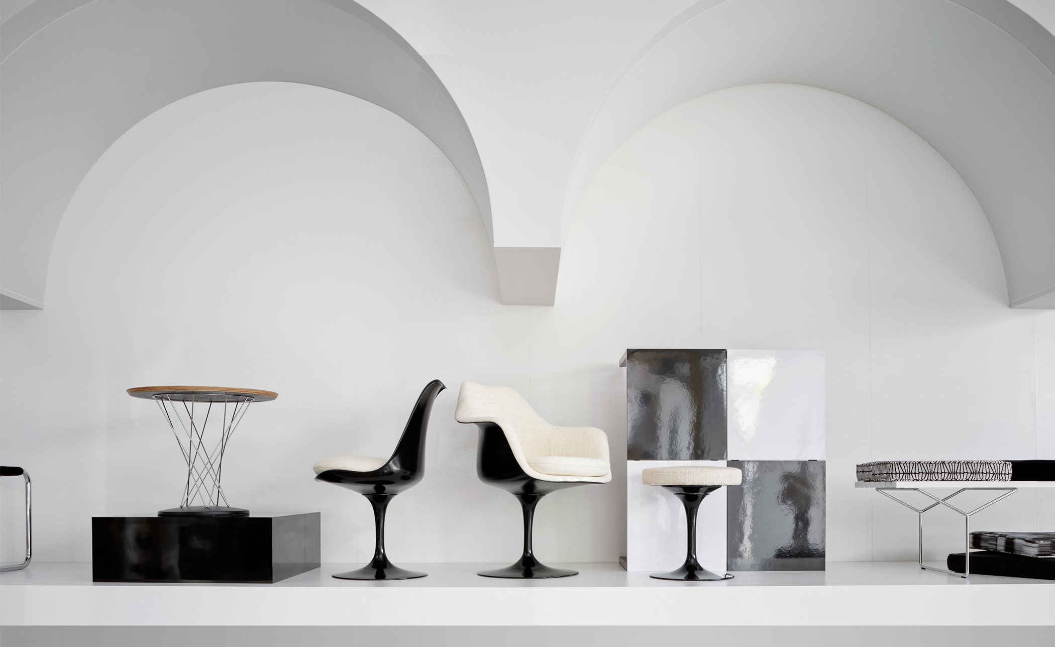 saarinen black tulip side chair