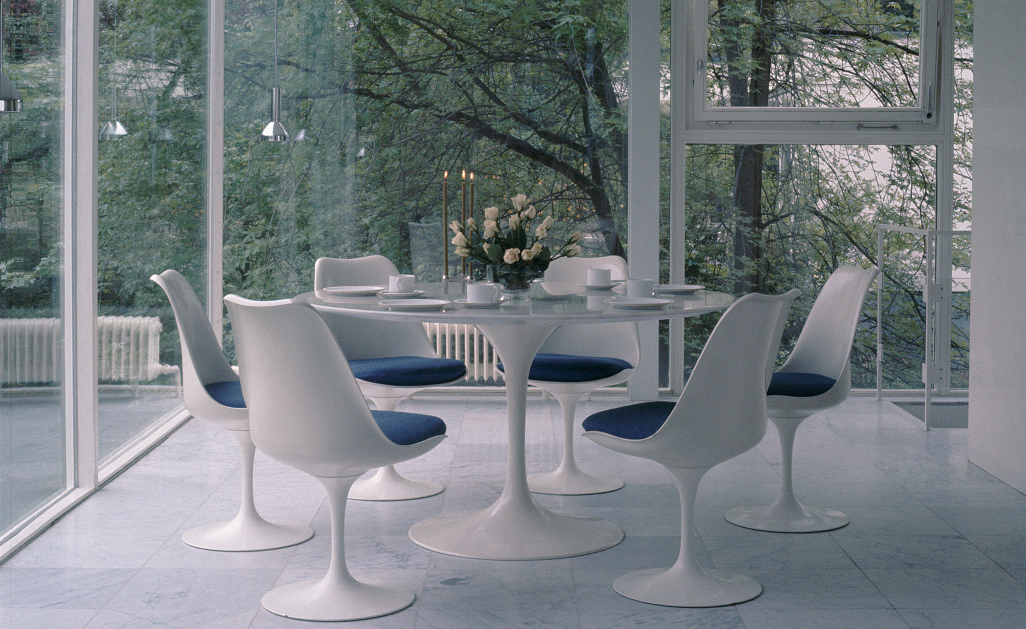 saarinen white tulip side chair
