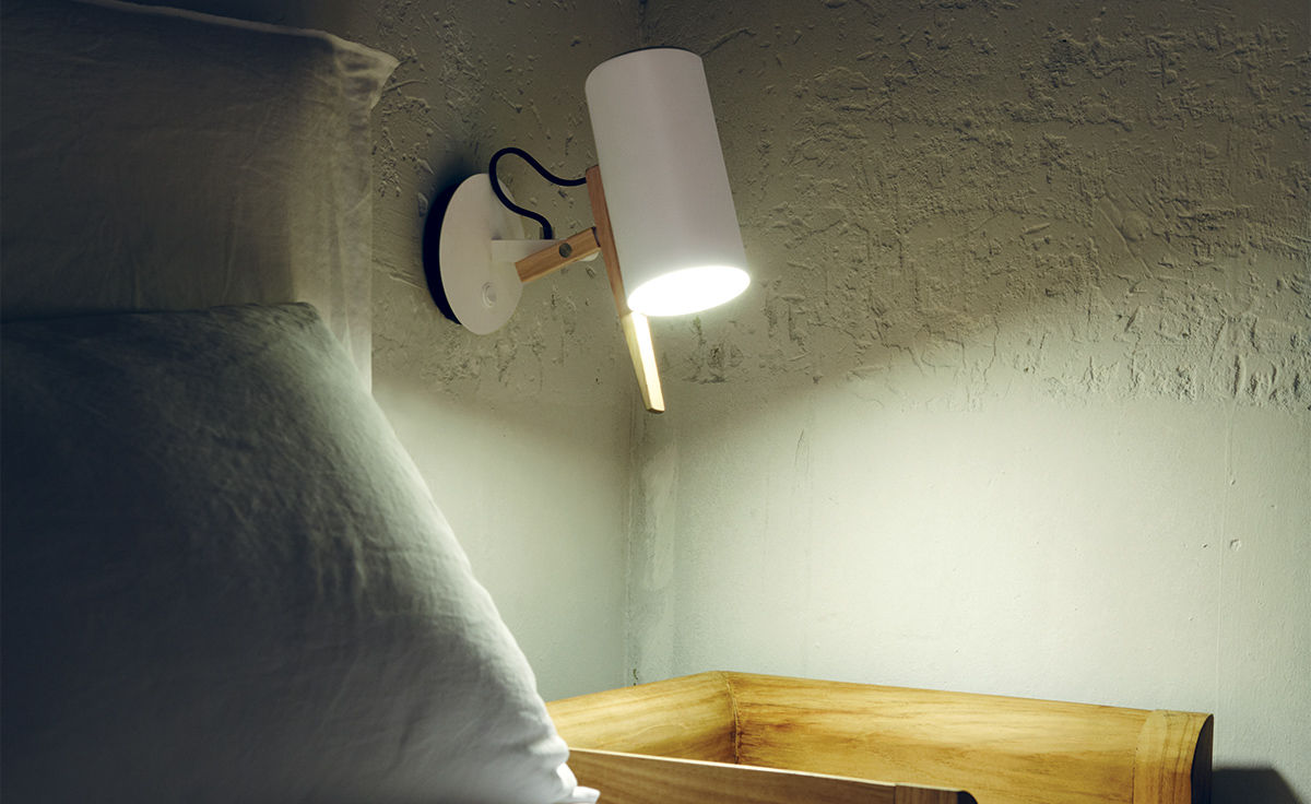 scantling a wall lamp