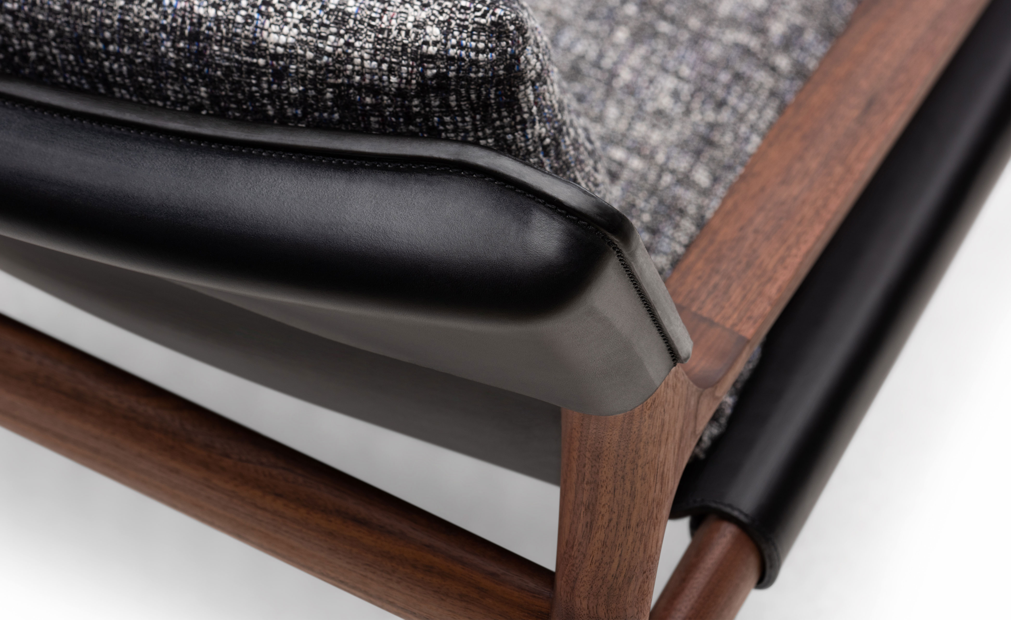 Sela Lounge with narrow arms