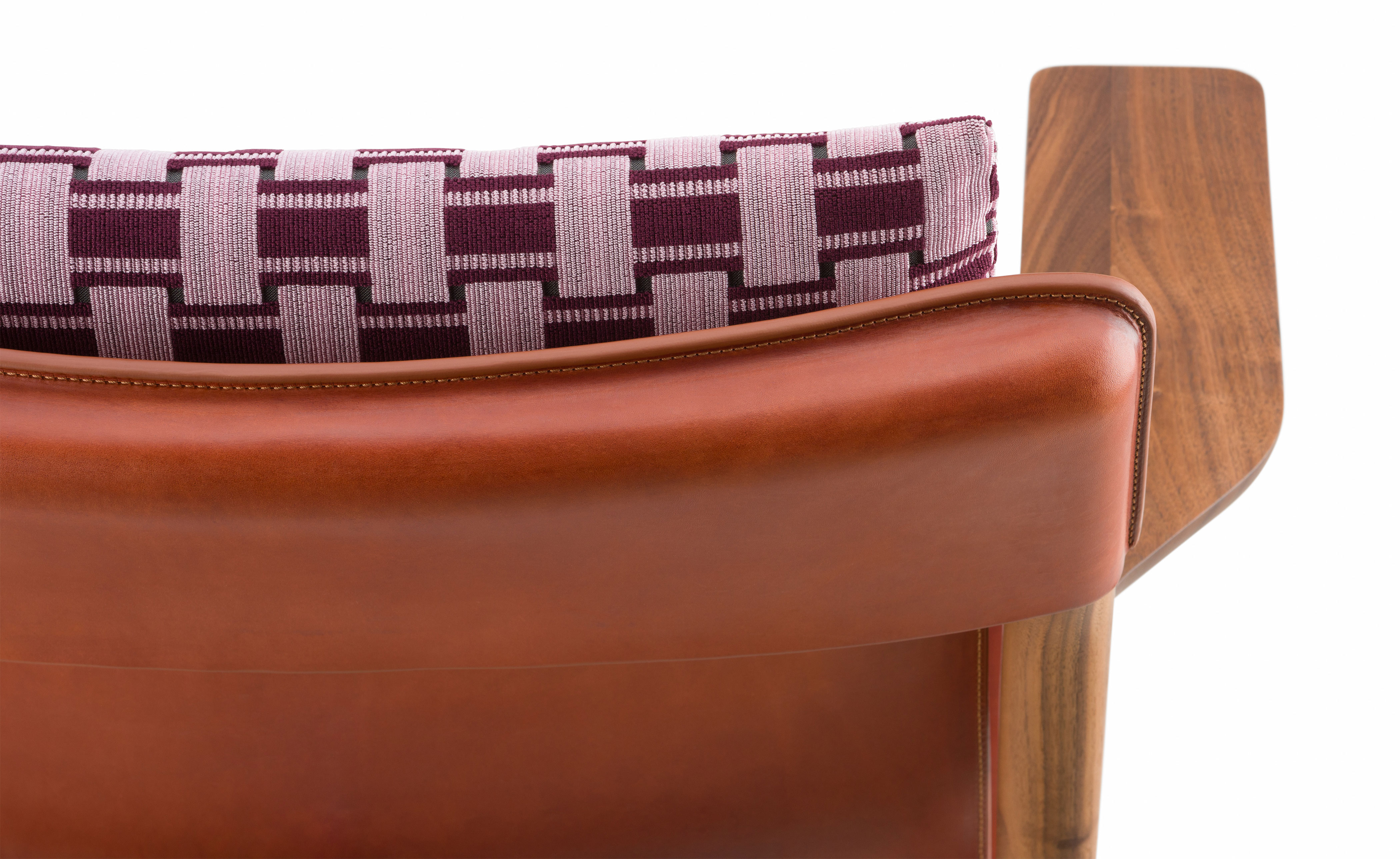 Sela Lounge with wide arms