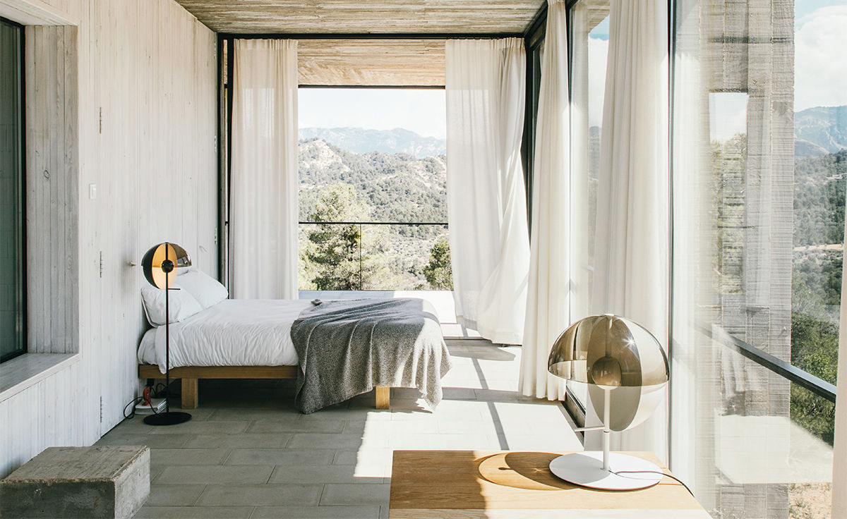 theia m table lamp