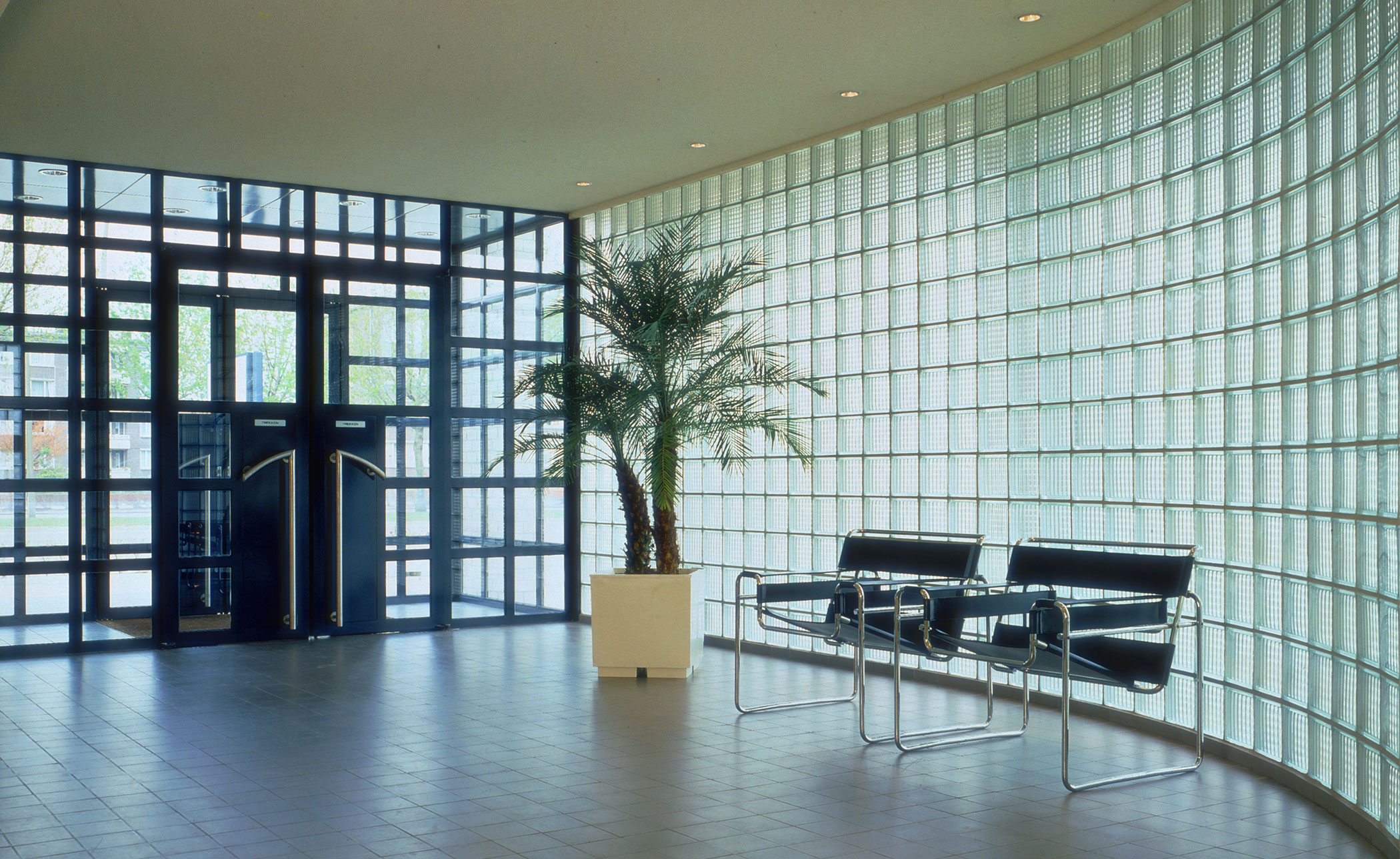 wassily lounge chair