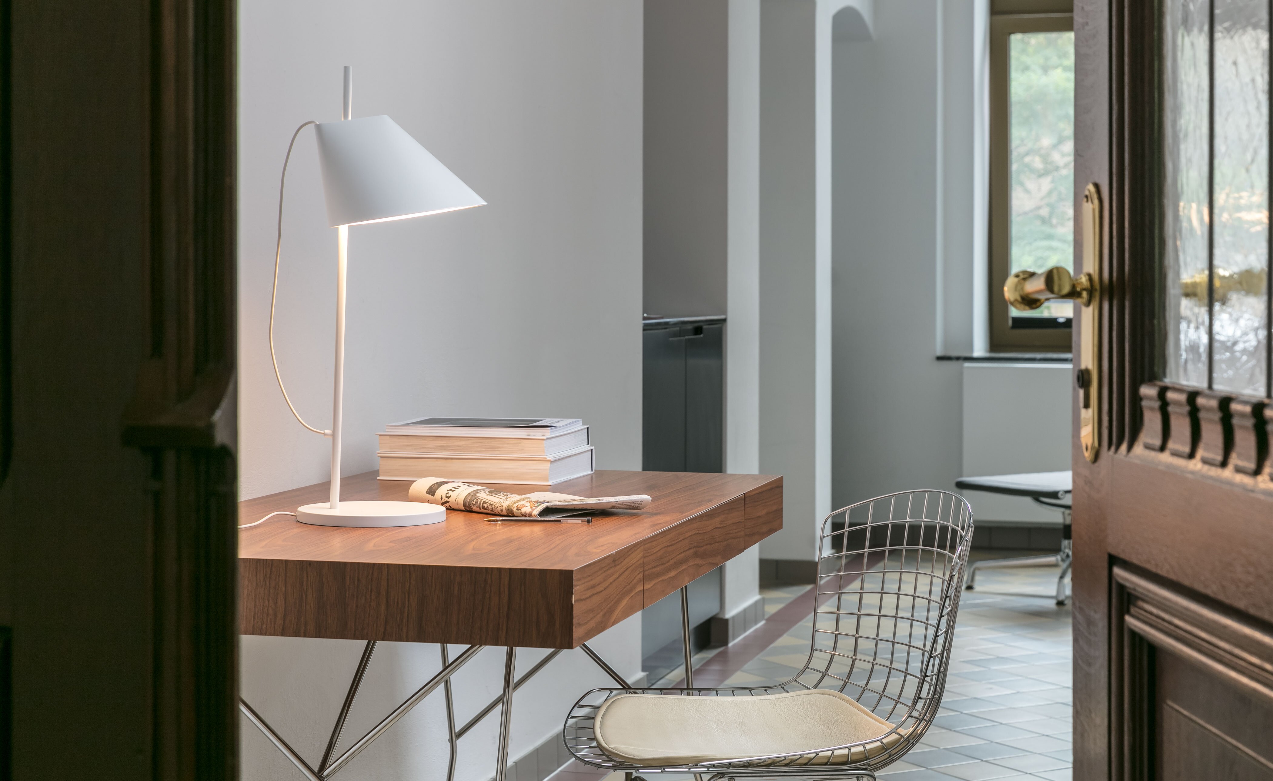 yuh table lamp